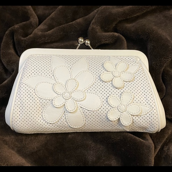 Isabella Fiore Small baby soft white clutch with 3-3D flower’s on the front 🌸 - Picture 4 of 11